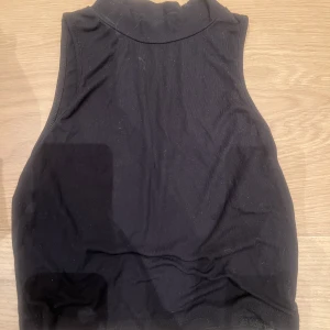 Polo linne - Säljer detta snygga polo linne från Shein. Den kommer inte till användning längre. Köparen står för frakten💕