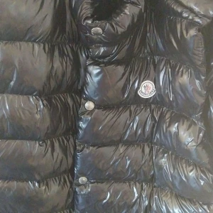 Moncler väst  - Äkta moncler väst till salu, lappar och allting sitter kvar. Endast 2700 kr, men priset kan självklart diskuteras.