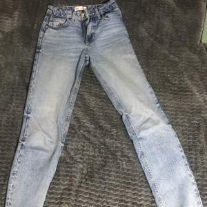 Detta är en par slim fit jeans som sitter bra top till bot. Dessa är dock lite för korta för mig och lite tighta i midjan 