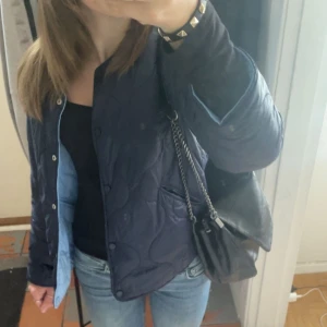 blå jacka - säljer denna skitsnygga jacka. man kan ha den både som mörkblå och vända den utochin till ljusblå (som man ser på bilden så ör den ljusblå på insidan) använd ca 3 gånger