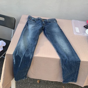 Jeans stretch Lee - Stretchiga, kan inte hitta stl men ca 32/34 skulle jag tro. 