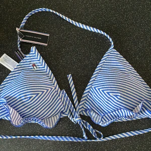 Tommy hilfiger överdel  - Aldrig använd, prislapp och etikett är kvar. Storleken är L men passar även M. 