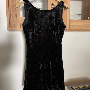 Black dress from H&M, worn a few times but really nice condition.