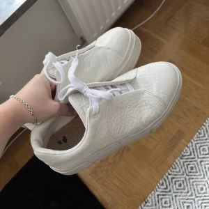 Eytys - Intressekoll på mina eytys doja i skinn i storek 38, vita/äggskalsvita. Använda men i bra skick, används bara inte jättemycket. De är nya snören därav är de mycke vitare än skorna💓