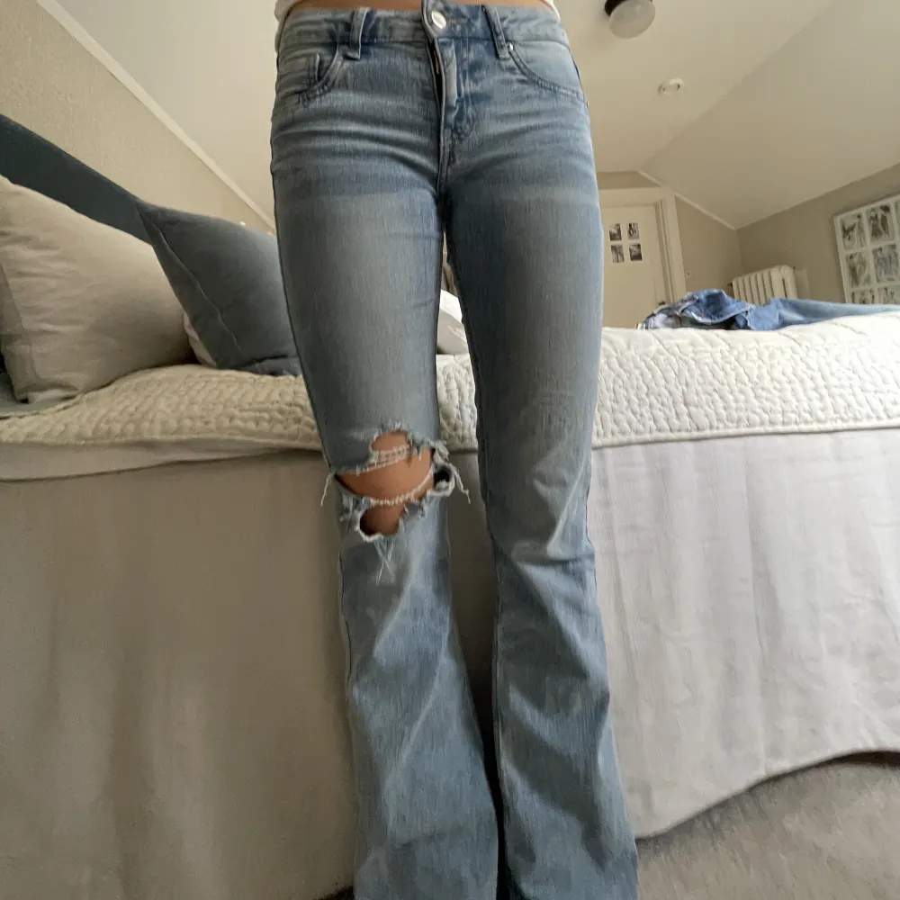 Supernajs jeans med hål på ena knäet🙌🏽. Jeans & Byxor.