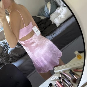 Klänning - Rosa satin klänning från bershka storlek s.  