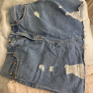 Jeans-kjol - Jeans-kjol från H&M. Använd men mycket bra skick. Storlek S. 30kr.