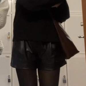 Shorts i skinnimtation från Zara i nyskick! Jättefint till hösten med ett par strumpbyxor och en stickad tröja 💕