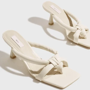 Klackar - Supersöta beiga klackar. Nya från kartong