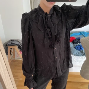 Svart blus - Jättefin blus från and otherstories- är lite skrynklig här på bilderna , använd typ 1 gång!!