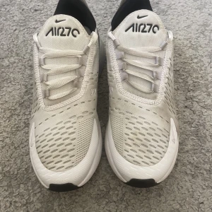 Nike air270 - Säljer de här Nike air 270 skorna då de inte kommer till användning de har tyvärr lite fläckar 