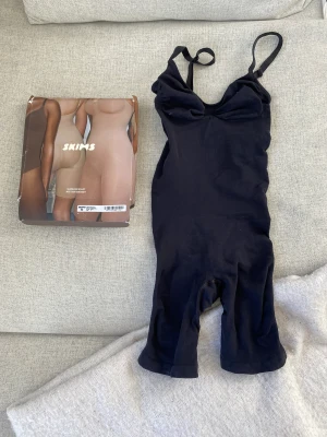 Skims Bodysuit - Seamless Sculpt Bodysuit från Skims i färgen Onyx i strl S. Helt oanvänd och säljer pga fick hem fel vara. 