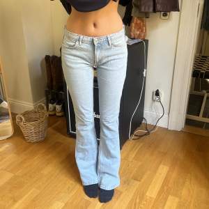ett par snygga lågmidjade bootcut jeans från zara. Använda ett fåtal gånger så helt felfria. säljer eftersom dom inte kommer till användning.