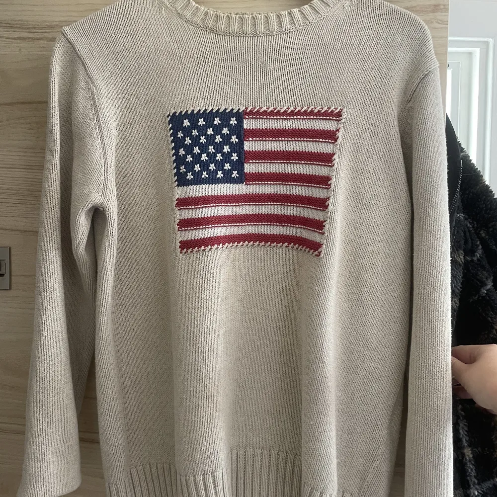 INTRESSEKOLL❤️ Superfin beige stickad gant tröja med USAs flagga på. Säljer då den inte kommer till särskilt stor användning. . Stickat.