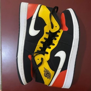 Jordan 1  - Säljer mina Jordan 1 mid i ett bra skick
