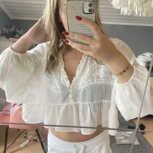 zara blus - jättefin blus från zara, använd max 3 ggr! Ganska stor i storleken 