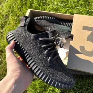 Yeezy 350 Boost V1 ”Pirate Black” - Yeezy 350 Boost V1 ”Pirate Black” 42, DSWT,  All og✅   Skriv ett dm om du har frågor😁