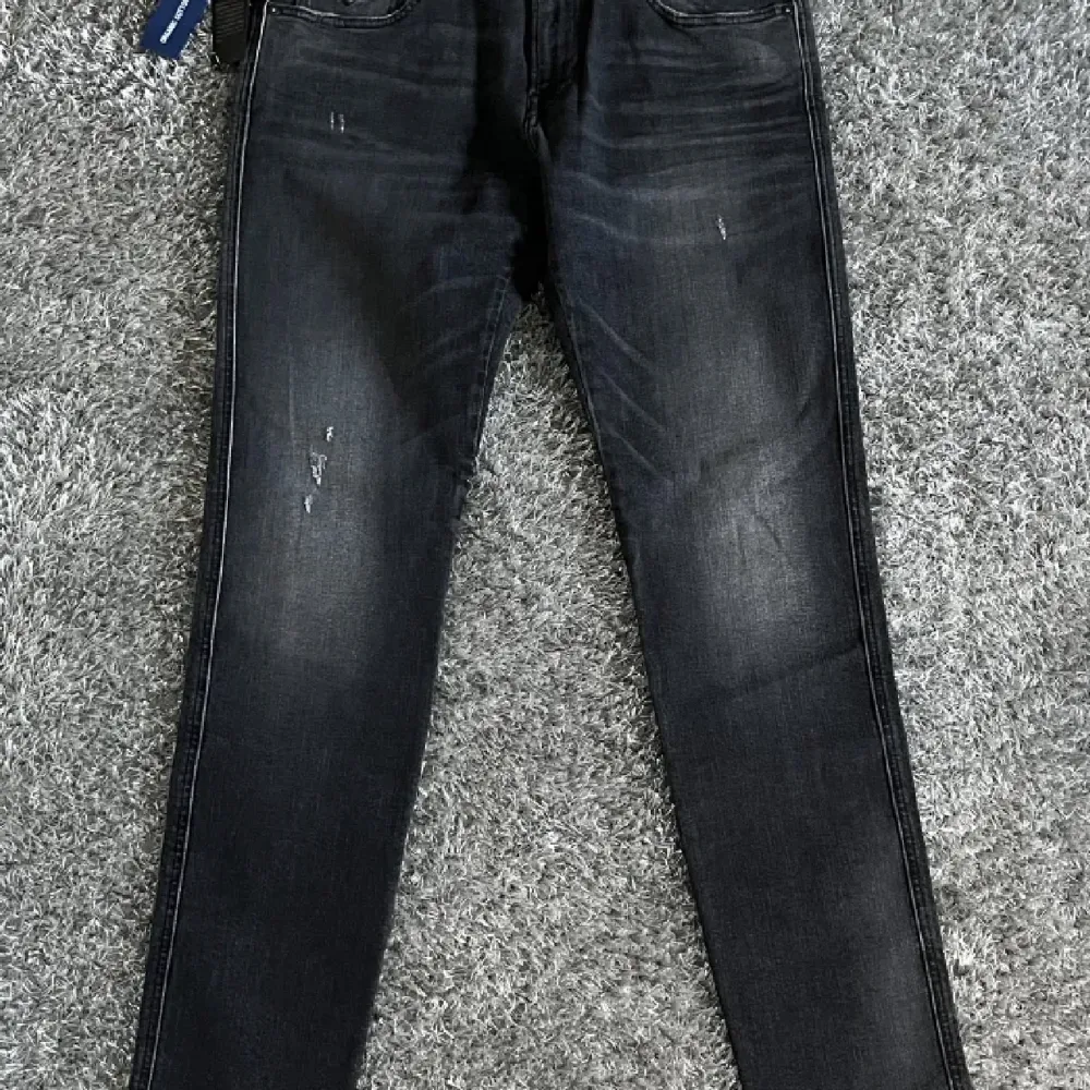 Ett par riktigt feta och trendiga replay jeans med modellen anbass. Storlek 32/32 Nypris runt 1800kr Helt oanvända skick 10/10 Alla lappar sitter kvar. Jeans & Byxor.
