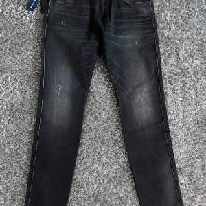 Ett par riktigt feta och trendiga replay jeans med modellen anbass. Storlek 32/32 Nypris runt 1800kr Helt oanvända skick 10/10 Alla lappar sitter kvar