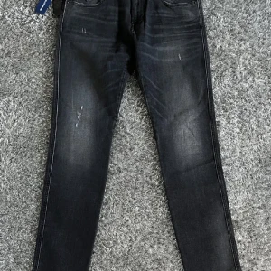 Replay jeans - Ett par riktigt feta och trendiga replay jeans med modellen anbass. Storlek 32/32 Nypris runt 1800kr Helt oanvända skick 10/10 Alla lappar sitter kvar