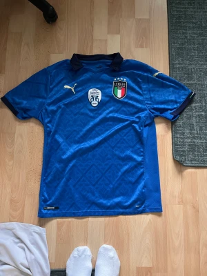 Äkta Italien tröja - Äkta tröja köpt för 1-2 år sedan ungefär. Storlek M men kan även passa S. Nypris ca 1000-1200kr