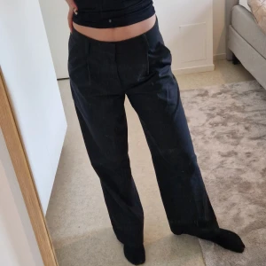 Kostymbyxor  - Vida kostymbyxor från Gina Tricot. Säljer på grund av att de inte används längre men fortfarande i fint skick. Skicka för fler bilder:)