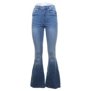 Snygga blå jeans från veromoda Hög midja och utsvängda ben 