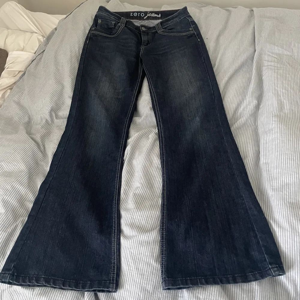 lågmidjade bootcut/flare jeans ! midjemått 38 innerbensmått 78 🙌 skriv för bild på. Jeans & Byxor.
