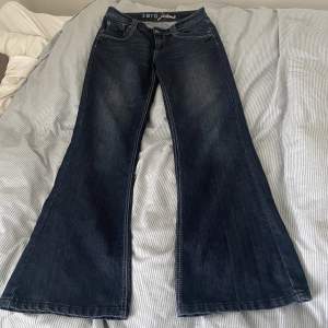 lågmidjade bootcut/flare jeans ! midjemått 38 innerbensmått 78 🙌 skriv för bild på