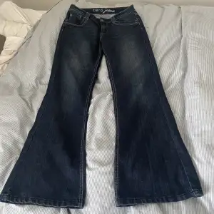 lågmidjade bootcut/flare jeans ! midjemått 38 innerbensmått 78 🙌 skriv för bild på