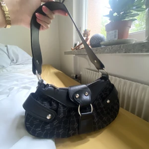 Svart väska - Liten väska från Urban i perfekt skick. Nypris 550