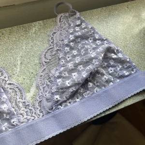 Spets Bh/topp Nakd  - En suuuuper fin tyg bh från na-kd som är för liten för mig.. storlek xs, den sitter som 70A. Inte använd. 💜