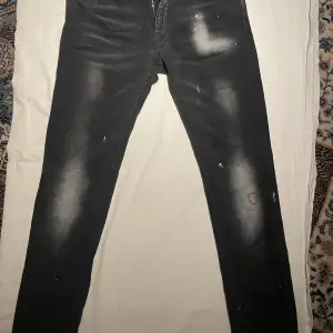 fina, kvalitativa svarta jeans från reign, med toner av vitt och rött längs knäna (modellen). small fit. pris kan diskuteras!!