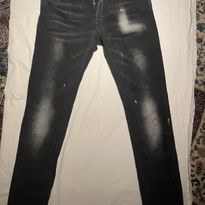 Reign jeans - fina, kvalitativa svarta jeans från reign, med toner av vitt och rött längs knäna (modellen). small fit. pris kan diskuteras!!