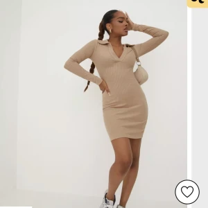 Klänning - Beige Klänning. Aldrig använd. Lapparna sitter kvar. 