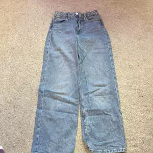 Ljus blåa jeans. Använd ca 5-10 ggr. High waist. Storlek 146-152