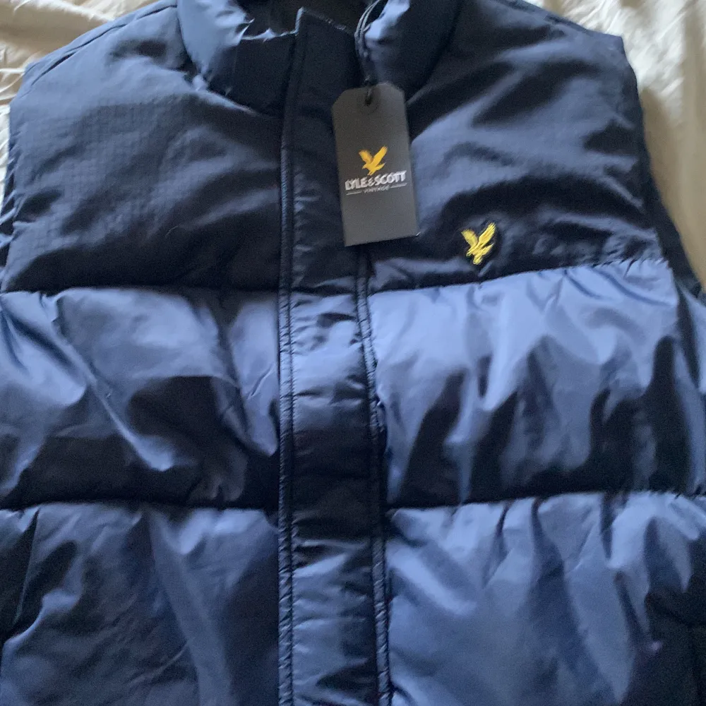 Hej jag säljer min Lyle scott väst som jag aldrig använt bara testat den. Jag köpte den för 1300 kr för några månader sen och har inte använt den och jag vill köpa en annan väst. Jackor.