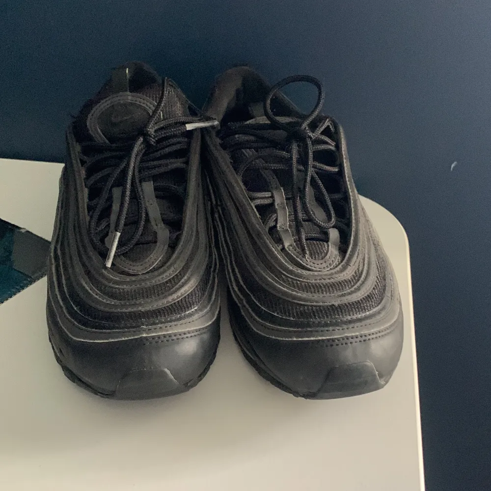 Hej jag säljer ett par svarta Nike air Max 97 som jag inte använt särskilt mycket men de har stått i mitt rum i ca 1 år och de är för små nu. Skor.