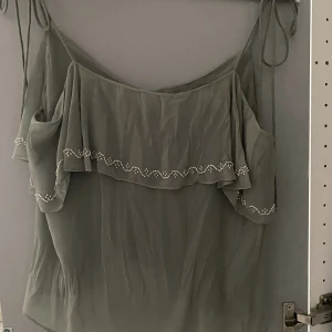 Zara topp - Köptes i början av sommaren men har inte kommit till användning💗 strl M men passar bra på mig som brukar ha xs eftersom man kan sjustera banden💗