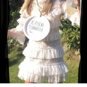 By malina klänning  - Säljer nu min älskade studentklänning, använd 1 gång på studenten. I storlek XS, har sytt upp den ner till hos skräddaren, fint skick som ny 💓