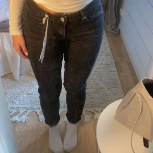 Mid waist skinny jeans  - Mid waist skinny jeans i fint skick, prislappen och allt är kvar så dem är aldrig använda. Säljer då det inte är min stil. Storlek 36💗