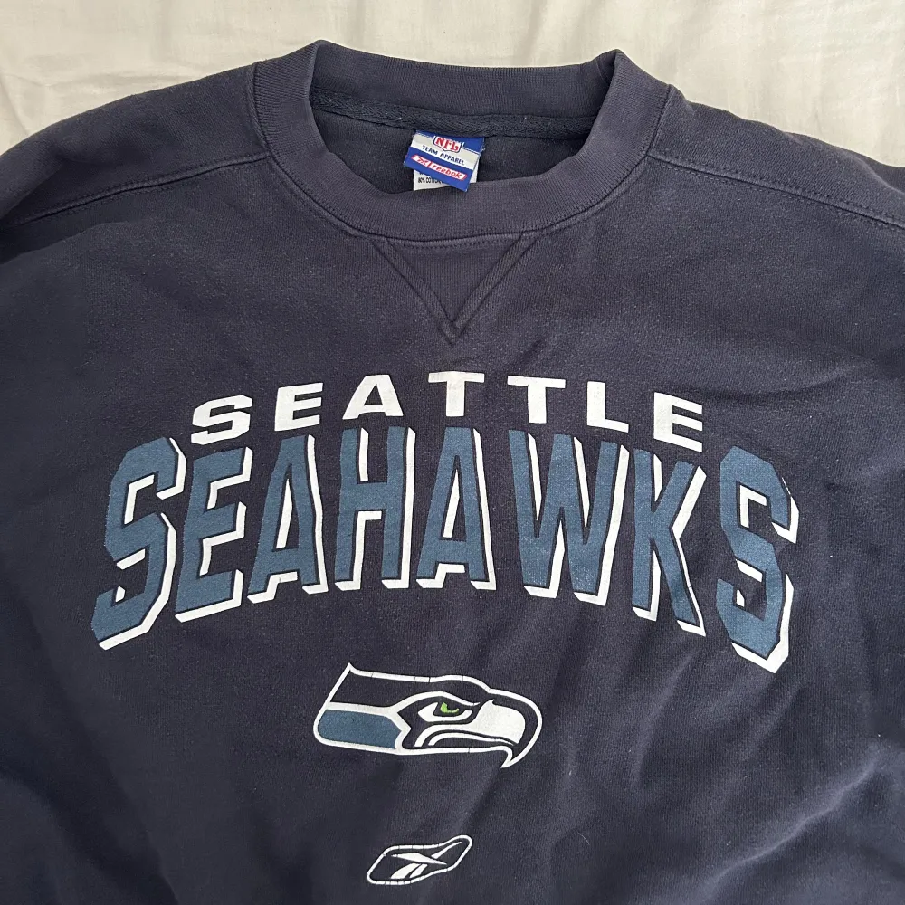 Vintage Seattle Seahawks sweatshirt i storlek M/L! Köptes på plick för något år sedan men kommer inte längre till användning. 375 kr inklusive frakt 💗. Tröjor & Koftor.