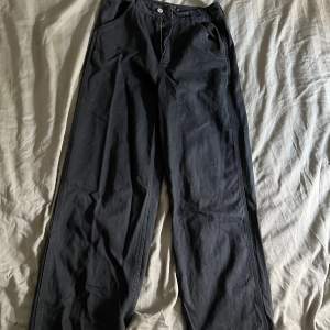 Ett par baggy jeans från Asos. De är ganska stora i modellen och även i tall modellen, så även väldigt långa❤️ storlek 36 men skulle säga mer som 38❤️ Endast testade!