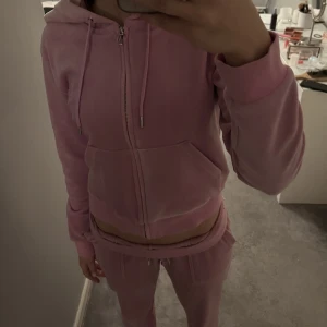 Rosa Juicy  - Säljer nu ett av mina juicyset! Använt en gång så i väldigt bra skick!! Jag som är 170 cm och brukar bära storlek S tycker de är lite långa och stora i midjan men funkar absolut att använda ändå! Skriv för fler bilder eller vid frågor. nypris 2500kr 💗🌸🎀