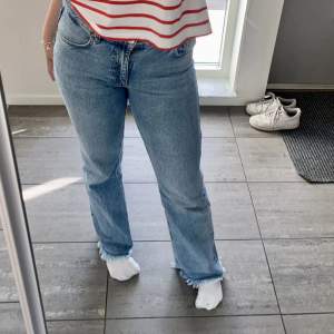 Säljer mina favorit jeans från Gina då de är för små, de är i modellen full lenght flare jeans och är tyvärr slutsålda ⭐️ inga defekter nypris 500:-