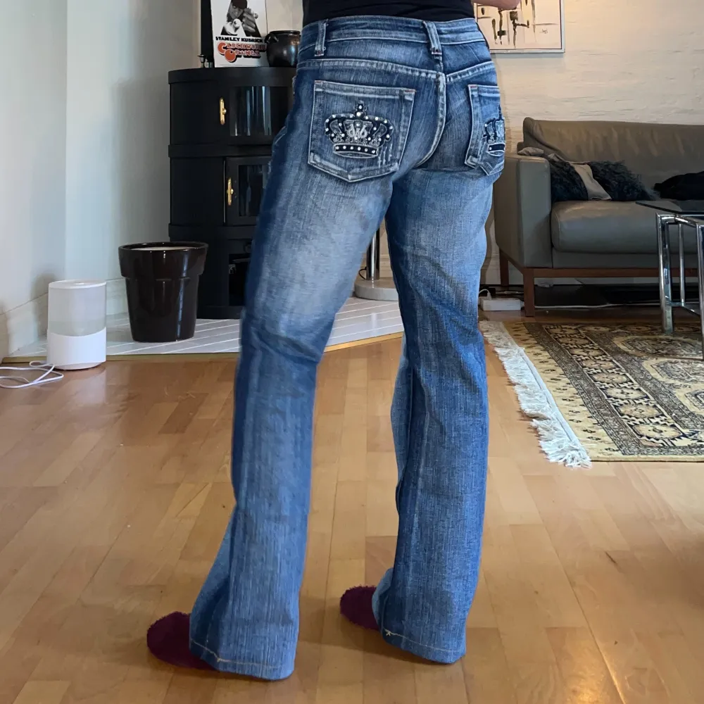 jeans med snygg wash och fina detaljer💕 ganska många diamanter har ramlat av på ena fickan!! jag på bilden är 150 cm lång<3 midjemått: 78 cm, innerbenslängd: 69 cm. Jeans & Byxor.