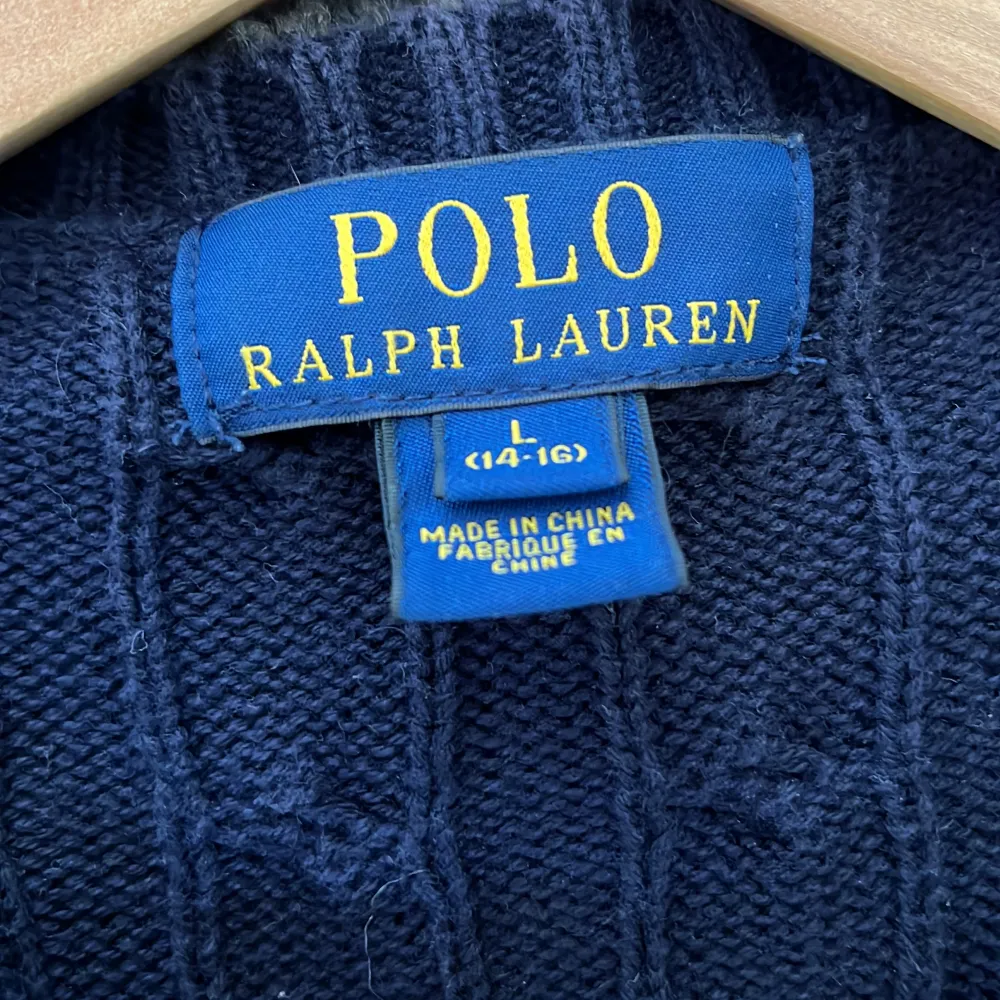 Tjena! Nu säljer jag en supersnygg och modern stickad tröja från polo! Köpt för 1200kr Frågor i dm. Stickat.