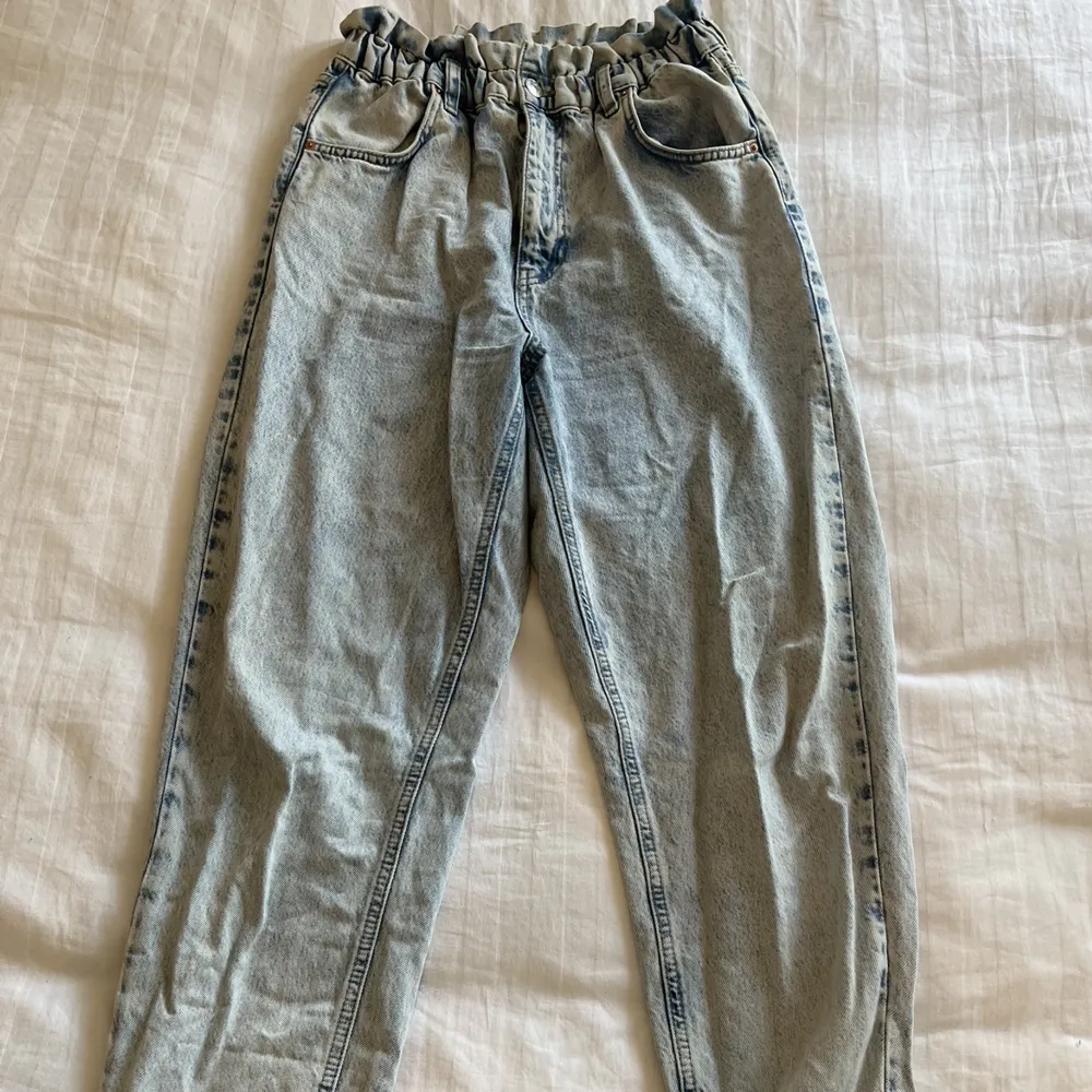 Jeans som går in i midjan från Gina tricot i storlek 42 . Jeans & Byxor.