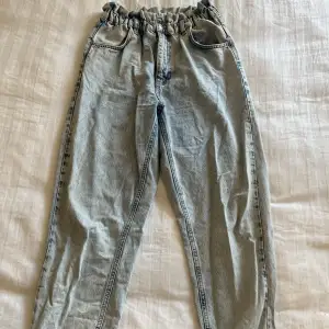 Jeans som går in i midjan från Gina tricot i storlek 42 