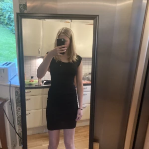 Klänning - En jättefin klänning från missay som aldrig är andvänd (har till och med prislappen kvar). Den kostade 459 kr. Perfekt för typ nyår eller fest. 